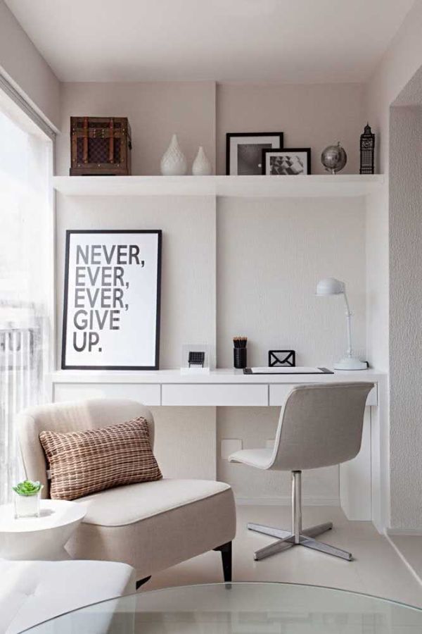 Modernes monochromes Design mit einem Bürostuhl