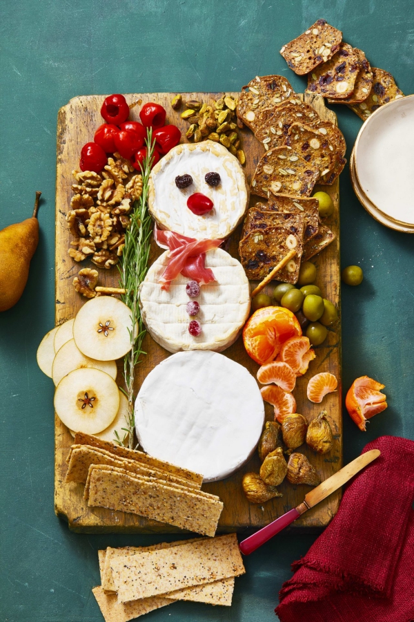 Weihnachtliche Vorspeise – festliche Rezeptideen für die ganze Familie käseplatte schneemann deko
