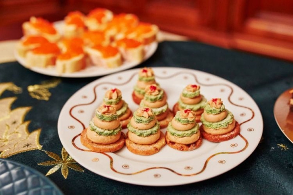 Weihnachtliche Vorspeise – festliche Rezeptideen für die ganze Familie tannenbäumchen optik käse häppchen