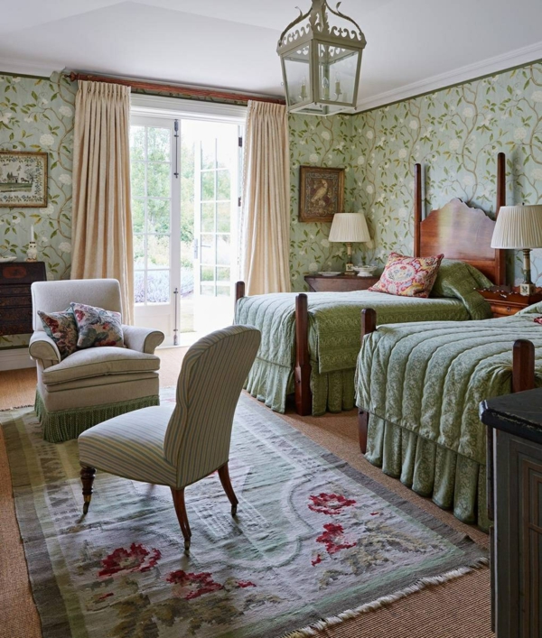 blumentapete schlafzimmer grünes muster helle gardinen frisches ambiente