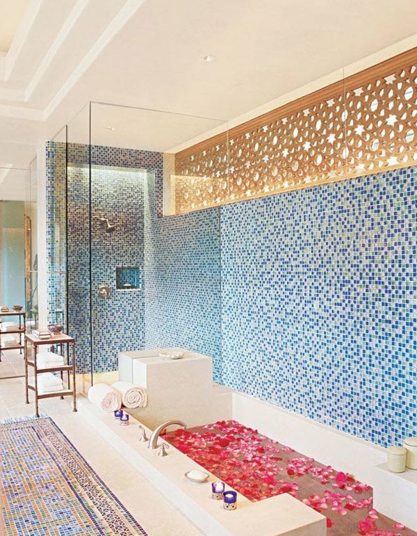 mosaikfliesen badezimmer ausgefallene wandverkleidung blaunuancen