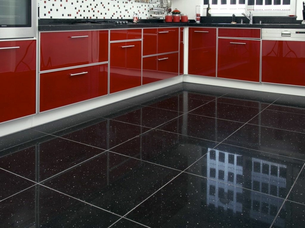 schwarze bodenfliesen küche rote küchenschränke