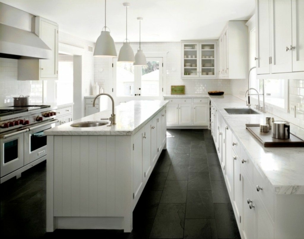 schwarze bodenfliesen weiße küchenmöbel freistehende kücheninsel