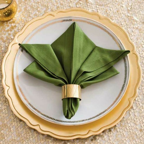 servietten weihnachtlich falten elegante ideen grüne serviette weißer teller