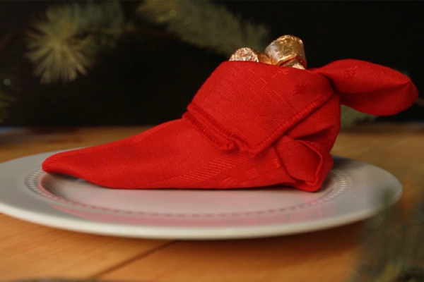 servietten weihnachtlich falten elfenschuhe kreative weihnachtliche tischdeko