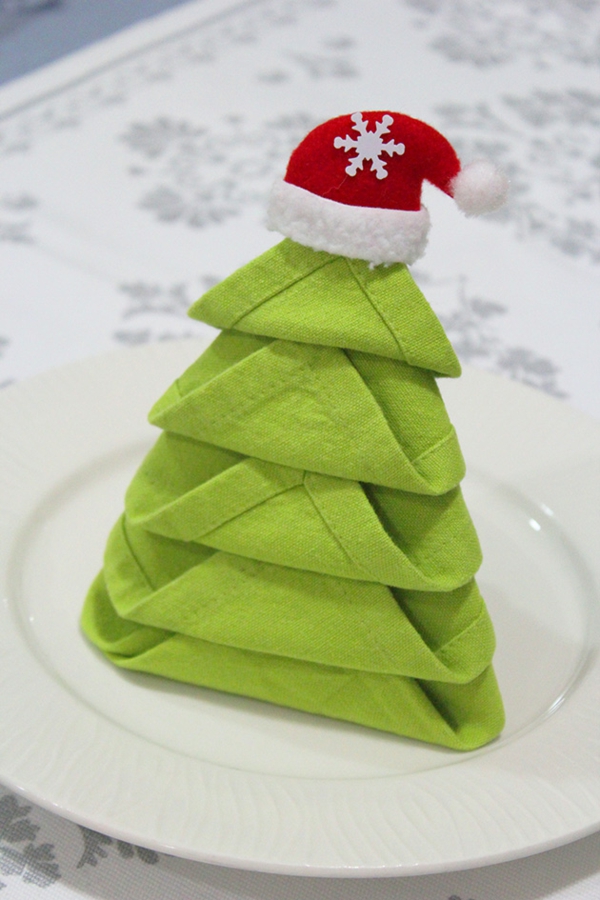 servietten weihnachtlich falten tannenbaum stehend originelle tischdeko
