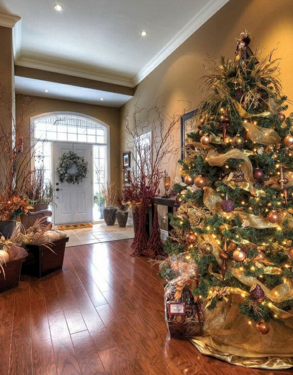 weihnachtsdeko flur großer tannenbaum diele reichlich dekorieren