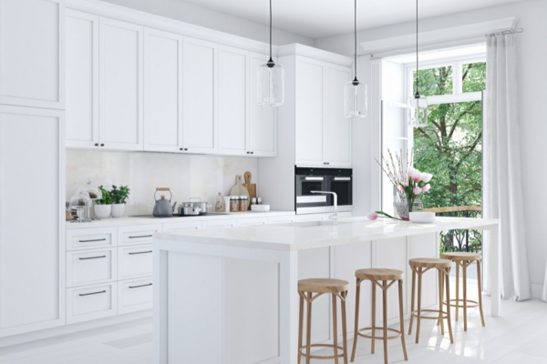 weiße bodenfliesen moderne küche gestalten hängelampen kücheninsel