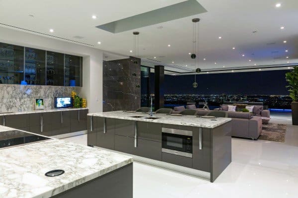 weiße bodenfliesen offener wohnplan wohnzimmer küche