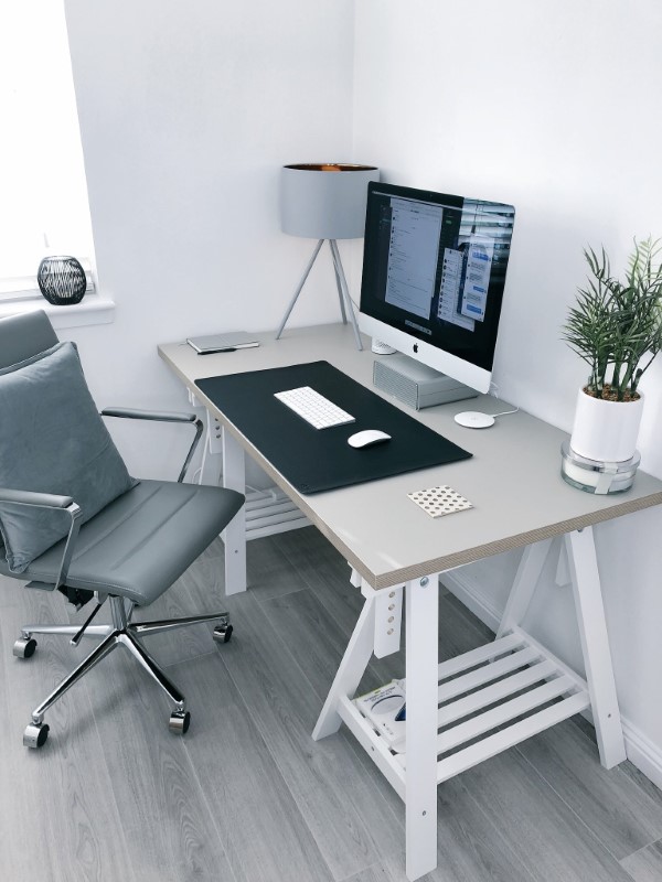 Das Zuhause für Telearbeit ausrüsten – Tipps für ein produktives Home-Office heimbüro einrichtung weiß grau