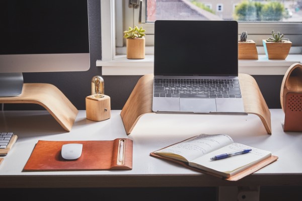 Das Zuhause für Telearbeit ausrüsten – Tipps für ein produktives Home-Office heimbüro laptop pc tisch organisieren