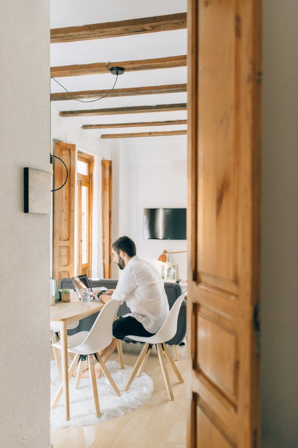 Das Zuhause für Telearbeit ausrüsten – Tipps für ein produktives Home-Office wohnzimmer heimbüro ausbauen