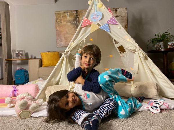 Pijamaparty - ein Zelt mit tollen Kindern