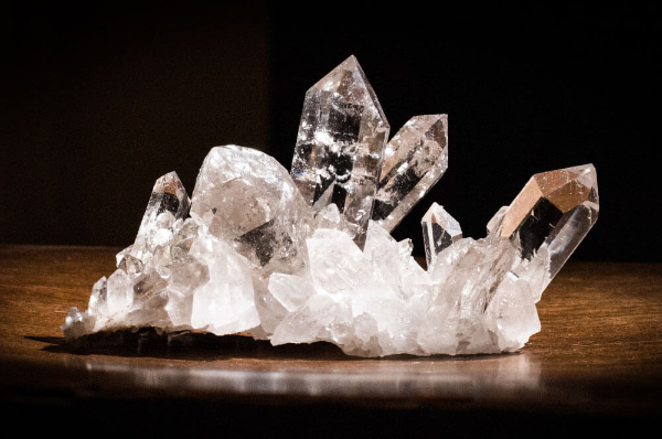 Tischideen mit einem Bergkristall