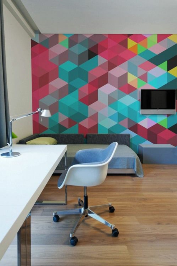 geometrische tapete farbige akzentwand moderner wohnbereich