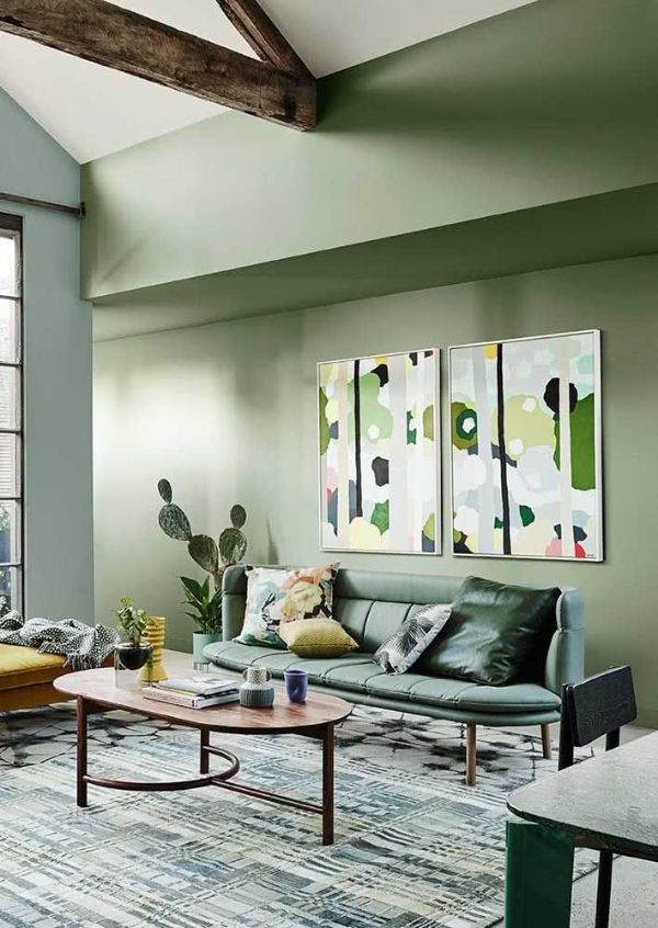 kunstvolle wandgestaltung grüne couch