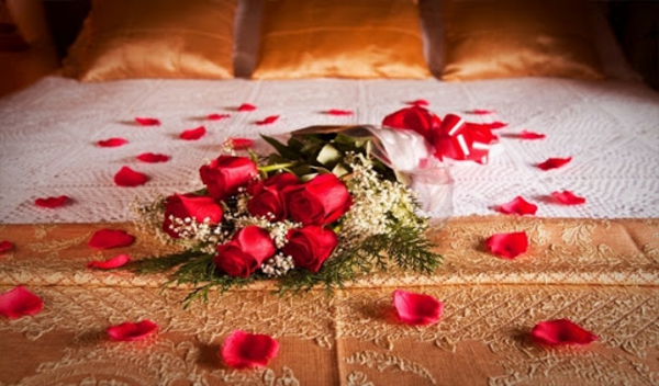 romantisch schlafzimmer gestalten bettdeko rote rosen