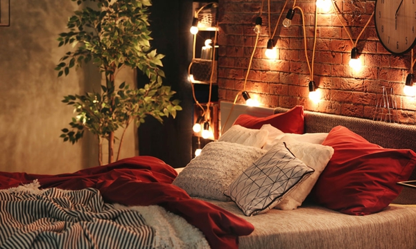 romantisch schlafzimmer gestalten romantische lichterkette zum valentinstag