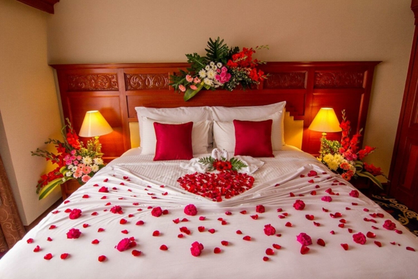 romantisch schlafzimmer gestalten roseblätter streuen