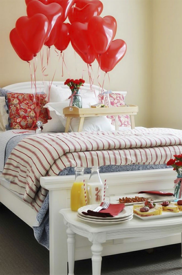 romantisch schlafzimmer gestalten rote ballons rote rosen frühstück