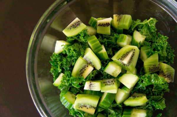 sind kiwis gesund grünkohl gurken kiwi salat