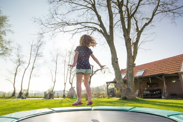 trampolin springen gesund lustig frische luft gartentrampolin