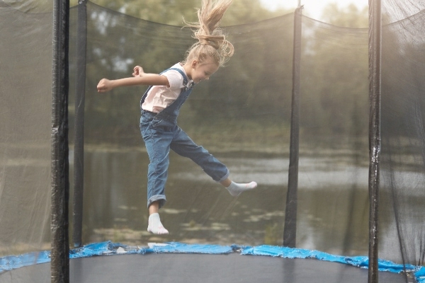 trampolin springen sicherheitsnetz kinder