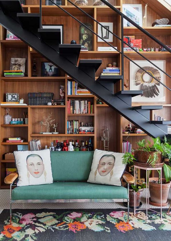 treppengestaltung - wandregale ideen - grüne couch
