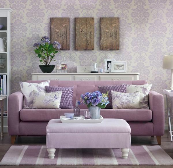 elegante wohnzimmer tapeten ideen blumenmuster lila akzente