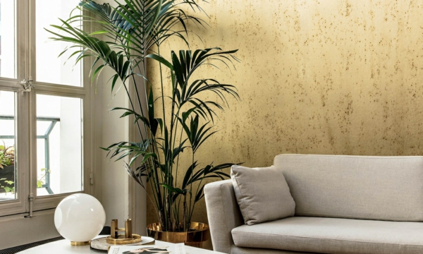 elegante wohnzimmer tapeten ideen golden metalleffekt große zimmerpflanze gemütlich modern