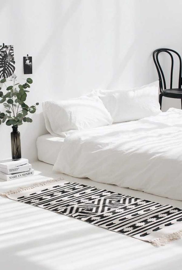 ideen fürs schlafzimmer schwarz weißer teppich