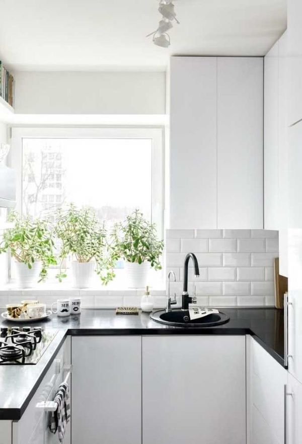 weiße helle Küche U-Form Küche