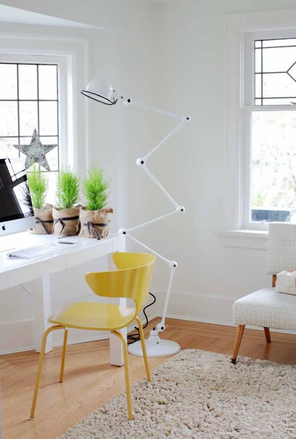 weißer tisch und gelbes Design Stück Designer Stuhl