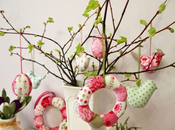 Osterdeko Wand - eine Blumenvase mit Sträuchern