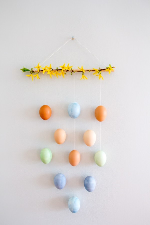 Ostereier zum Aufhängen selber basteln – schöne Ideen und Anleitung zum Nachmachen hängende oster deko diy ideen