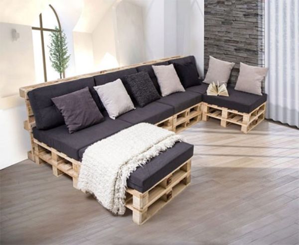 Palettenmöbel - Sofa in einem breiten Raum