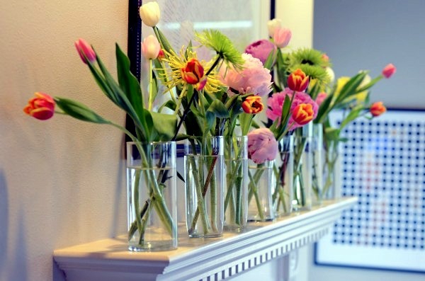 frühlingsblumen deko stilvolle dekoideen gläserne vasen verschiedene blumen kombinieren