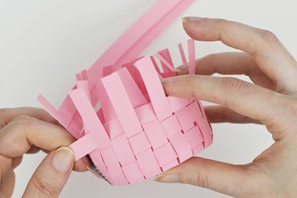 osterdeko basteln aus papier papierkorb ostereier selber machen