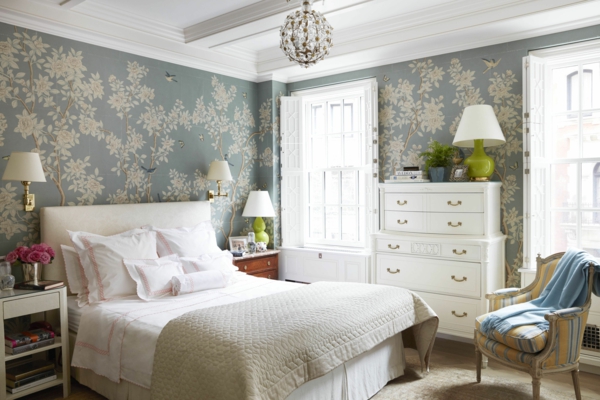 wandtapete schlafzimmer florales muster weiße möbel