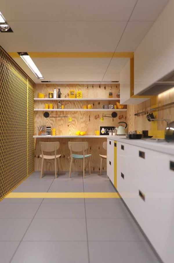 Holzküche - goldene Wandfarbe für eine moderne Holzküche