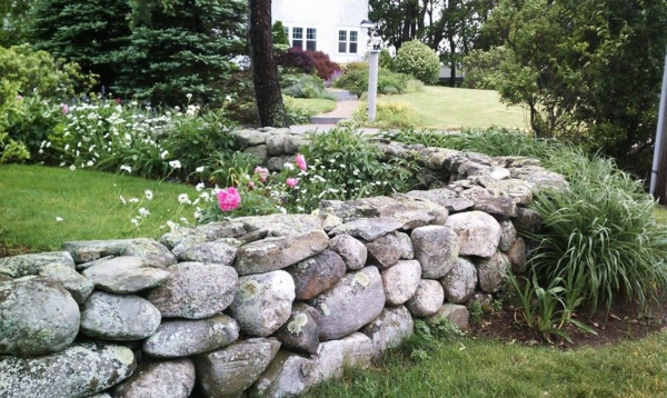 gartenideen mit steinen attraktive gartenmauer