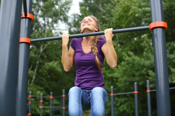 Bizeps Übungen für zu Hause – Training für straffe, wohlgeformte Arme klimmzug übung training