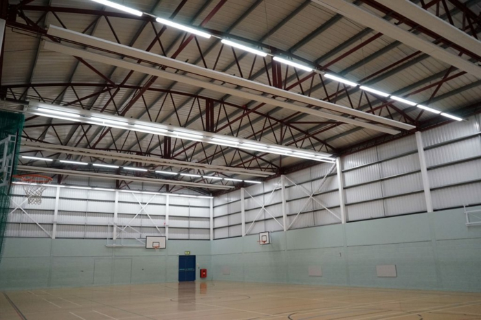 LED Leuchtstoffröhren farbverawnderung garage tageslicht sporthalle
