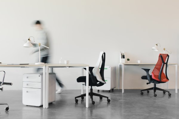 Wie höhenverstellbare und konfigurierbare Schreibtische die Ergonomie am Arbeitsplatz verbessern büro arbeitsumgebung