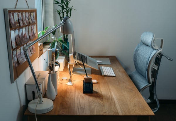 Wie höhenverstellbare und konfigurierbare Schreibtische die Ergonomie am Arbeitsplatz verbessern ergonomische tisch und stühle