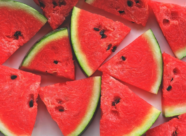 ist wassermelone gesund kleine stücke rotes fruchtfleisch