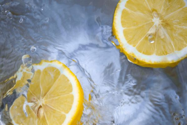 leckeres Zitronenwasser Zitrone auspressen