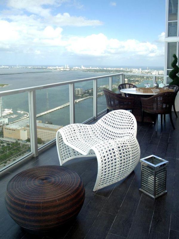 Weißer Sessel - tolle trendige Balkonmöbel