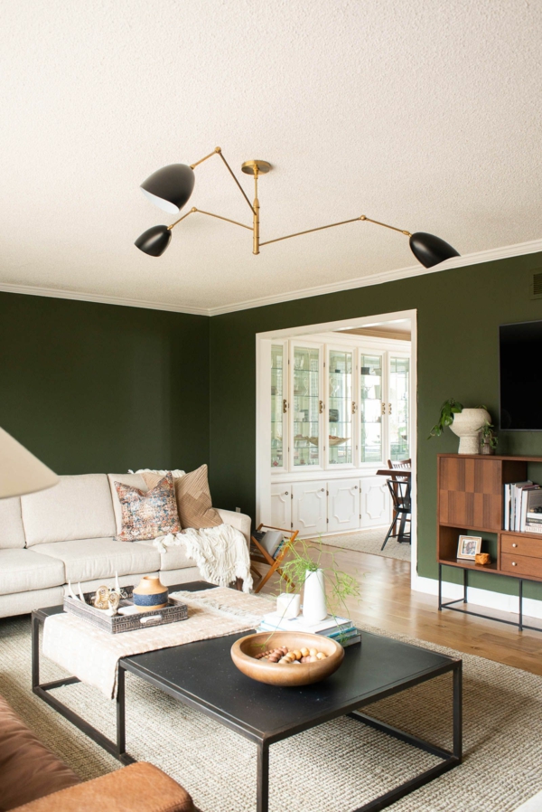 grünes wohnzimmer grüne wände schwarzer tisch weißes sofa