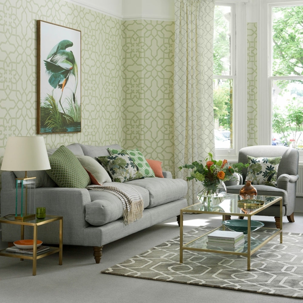 grünes wohnzimmer wandtapete graues sofa blumendeko